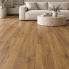 کاتالوگ پارکت لمینت ایزوفام ولنته امباس شیاردار کد V-7465 طرح بلوط کندوی عسل Honeycomb Oak به رنگ خردلی عسلی گرم در دکوراسیون سالن پذیرایی مدرن