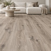کاتالوگ پارکت لمینت ایزوفام ولنته امباس شیاردار کد V-7634 طرح Driftwood Ash به رنگ طوسی بژ گریژ در چیدمان دکوراسیون سالن پذیرایی مدرن و مینیمال