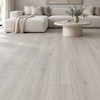 کاتالوگ پارکت لمینت ایزوفام ولنته امباس شیاردار کد V-7414 طرح الوار زمستانی Winter Timber به رنگ سفید طوسی یخی روشن در دکوراسیون سالن پذیرایی مدرن و مینیمال