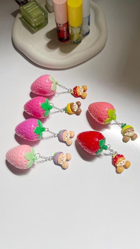 بالم لب توت فرنگی آویزدار🍓