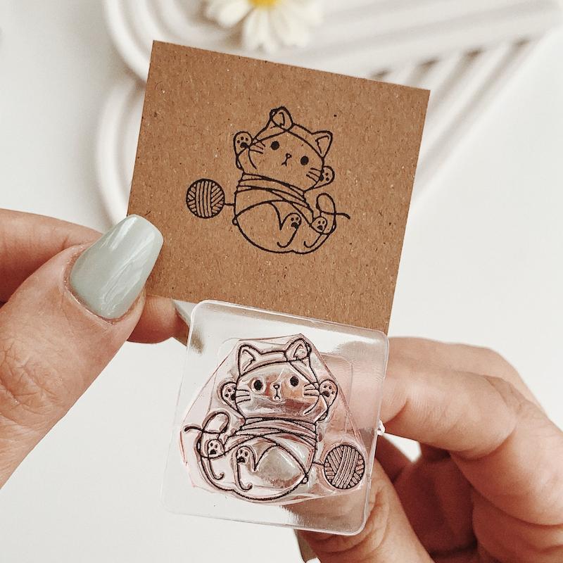 مهر ژلاتینی کد 677 ( گربه و کاموا )