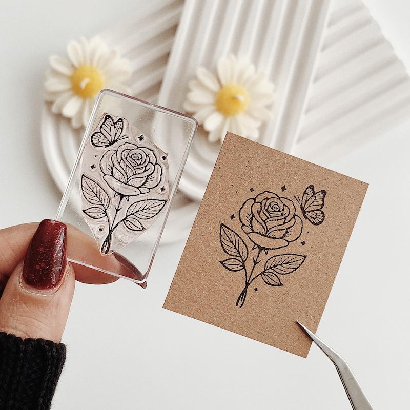 مهر ژلاتینی کد 759 ( گل رز و پروانه )