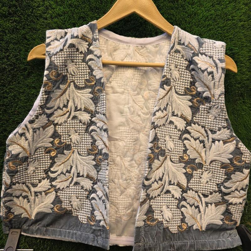 جلیقه مخمل دو طرف کار شده 