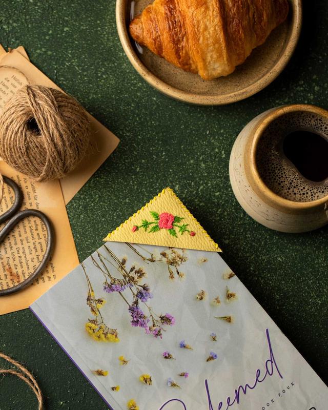 گوشه گیر کتاب چرمی نشانک مدل Eb22