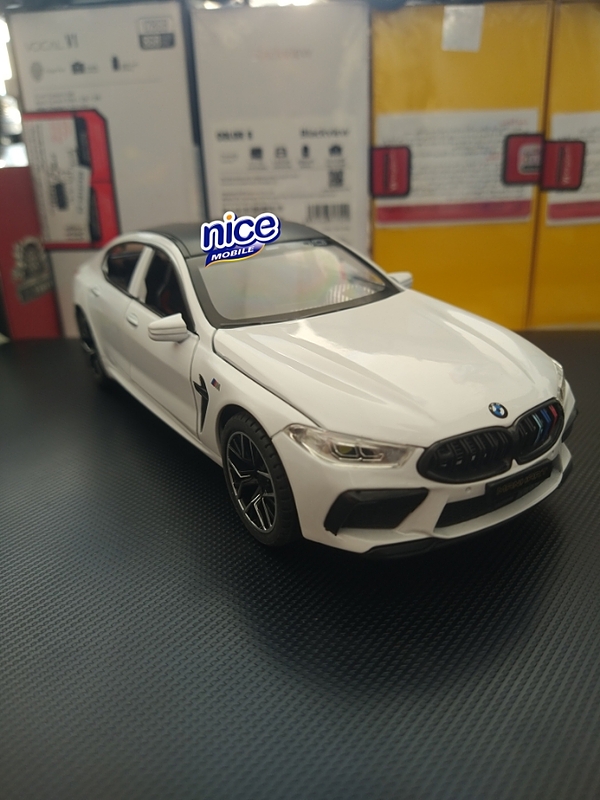 ماکت فلزی BMW M8 سایز 1.24 رنگ سفید با جزئیات فول باز شو تصاویر اختصاصی 