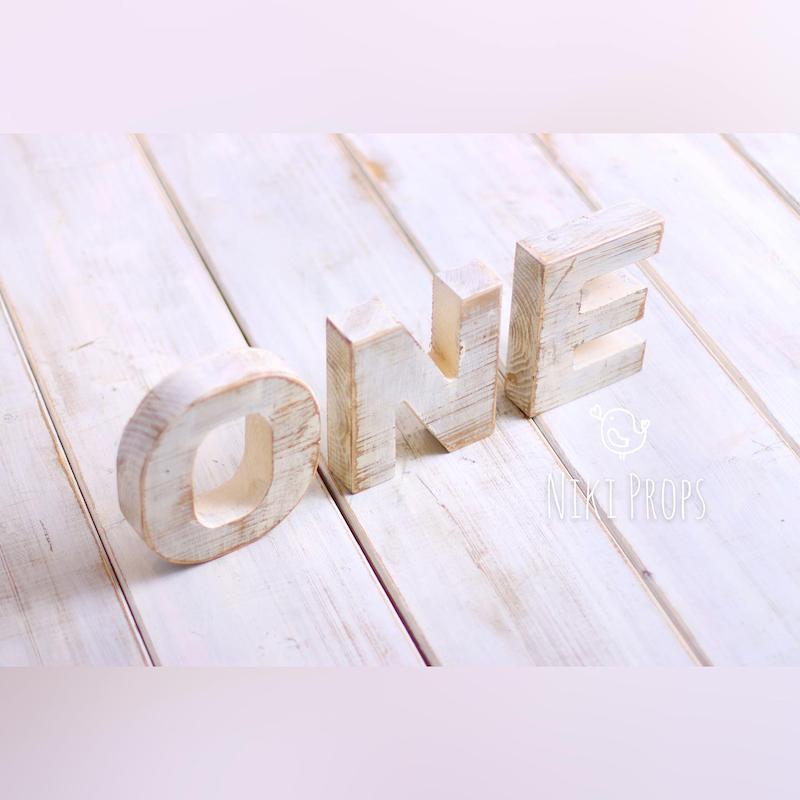 حروف ONE چوبی