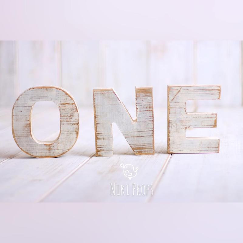 حروف ONE چوبی