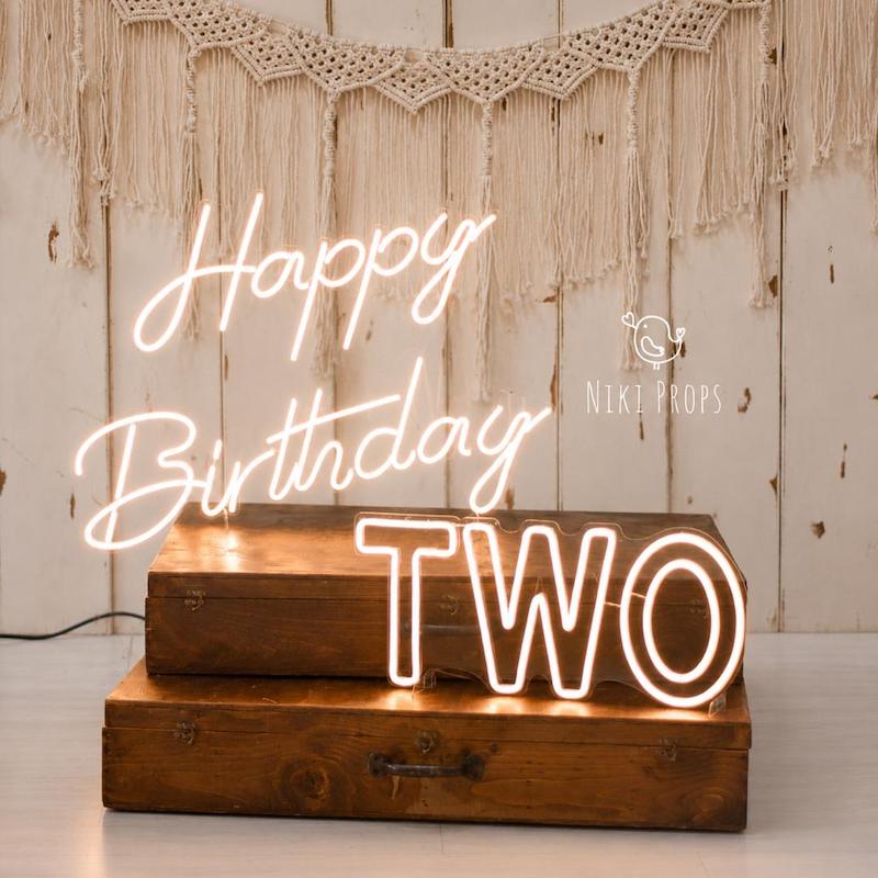 حروف TWO نئون