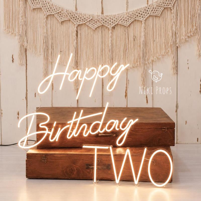 حروف TWO نئون