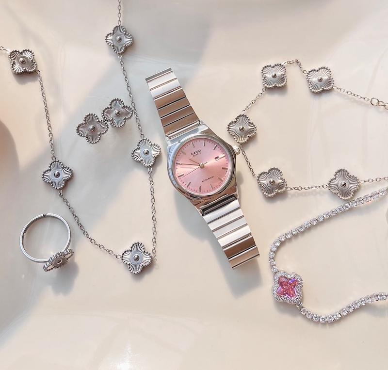 ساعت کاسیو صفحه صورتی و آیتم های ست
