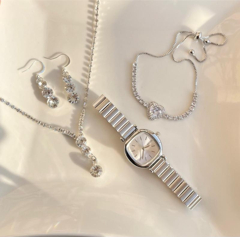 ساعت نایدو و آیتم های ست سیلور