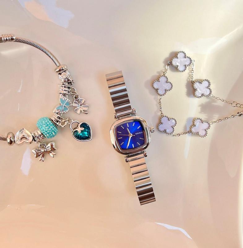 ساعت نایدو آبی