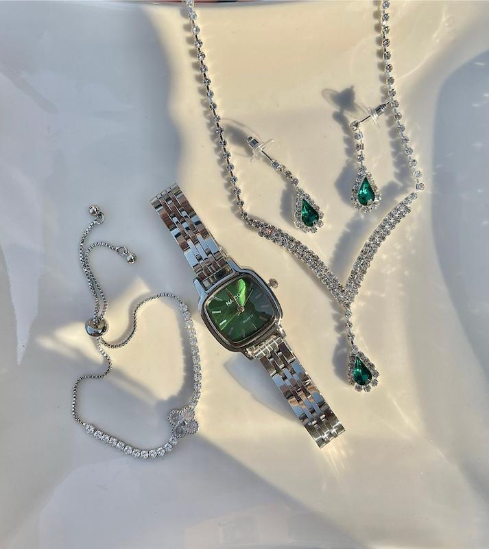 ساعت نایدو مینیمال و آیتم های ست