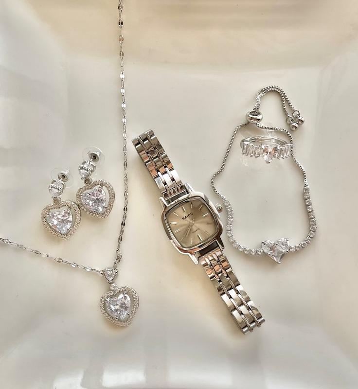 ساعت Naidu صفحه کاراملی و آیتم های ست