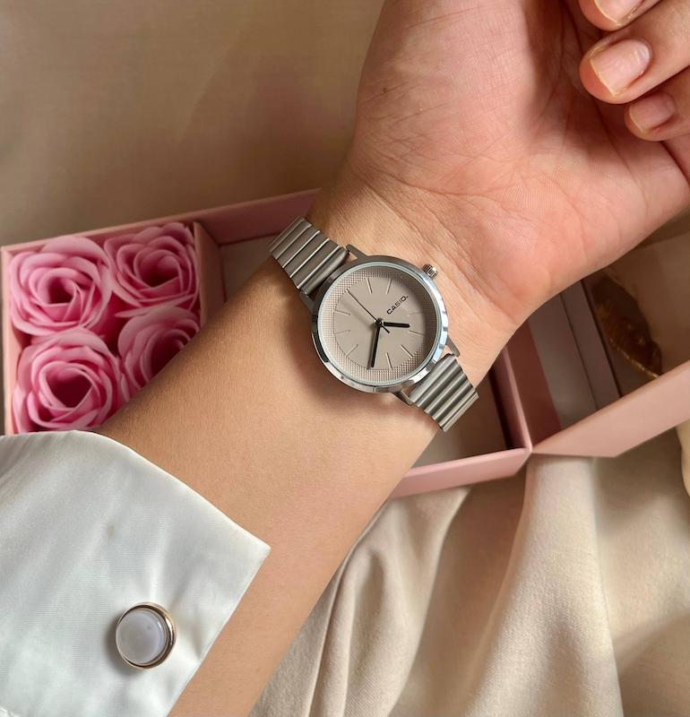 ساعت casio صحفه کاراملی