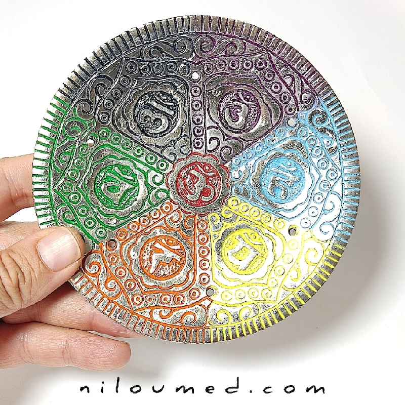 جاعودی و دیوارکوب رنگی با مانتراهای چاکراها