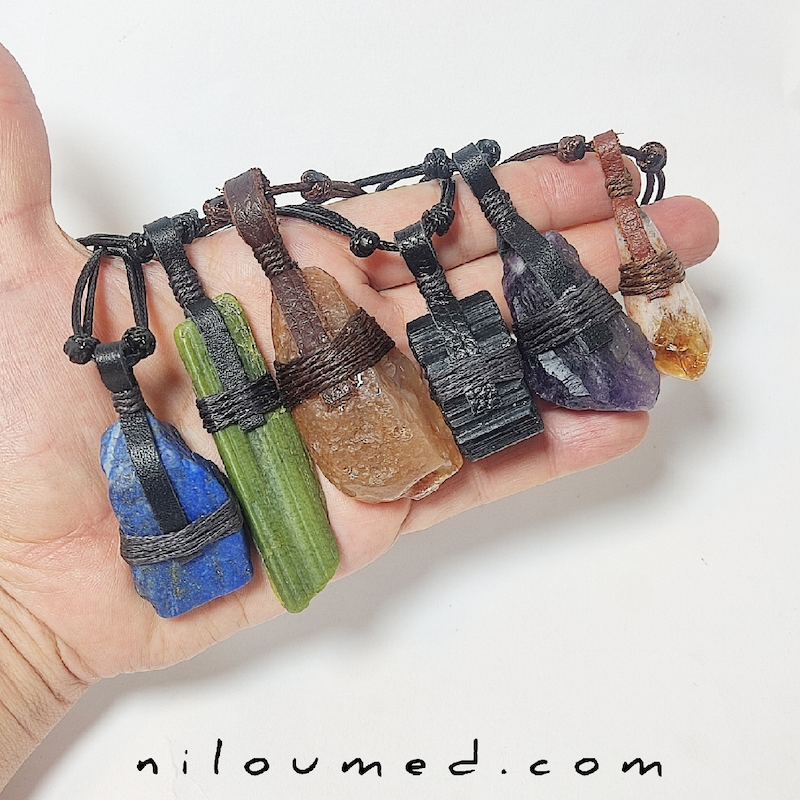 دوازده گردنبند با سنگهای متفاوت و طراحی خاص