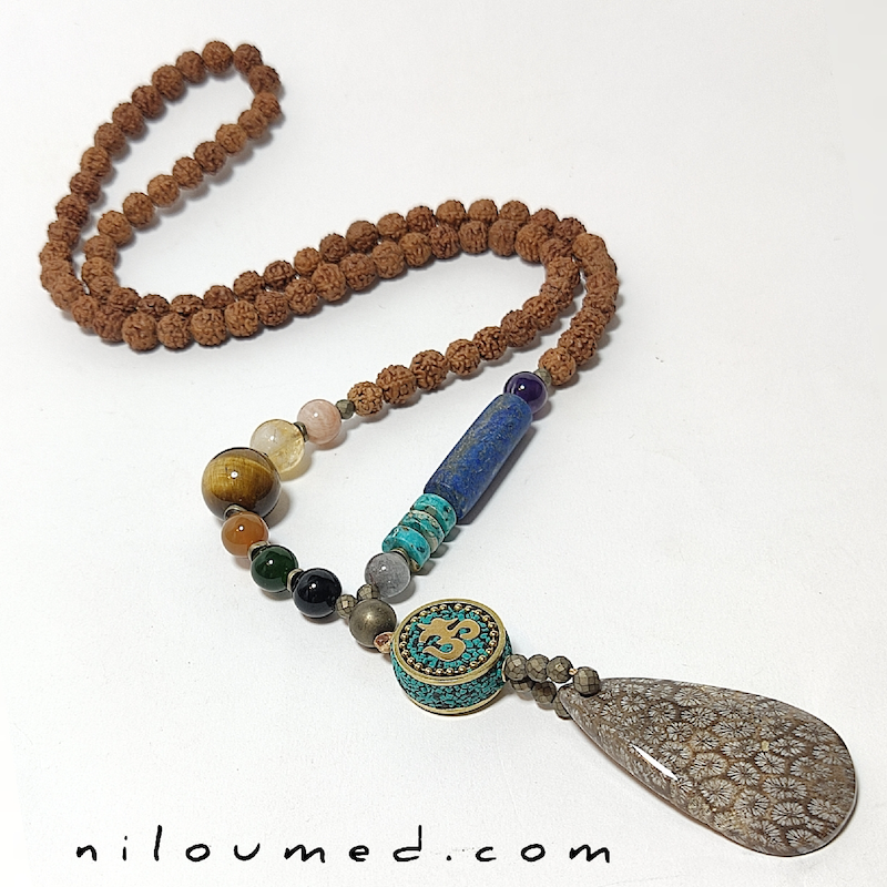 گردنبند رودراکشا و فسیل مرجان پاکسازی چاکراها تعادل و جذب انرژی مثبت‌