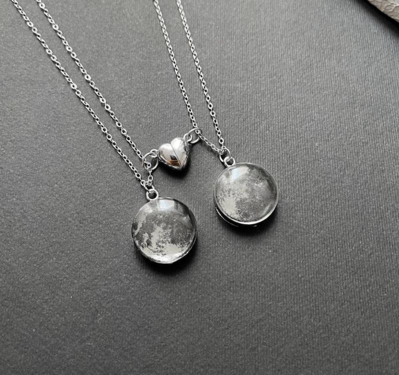 گردنبندست ماه شبتاب