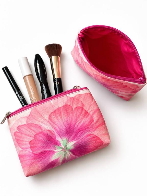 https://nogolbeauty.ir/کیف آرایشی پارچه‌ای طرح‌دار و زیپ‌دار با آستر داخلی طرح فلورا صورتی