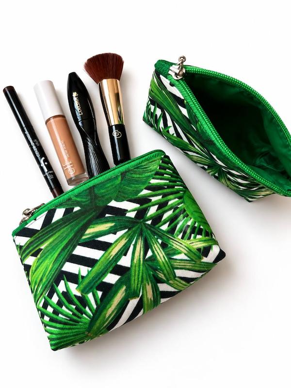 https://nogolbeauty.ir/کیف آرایشی پارچه‌ای طرح‌دار و زیپ‌دار با آستر داخلی طرح برگستان زمردی