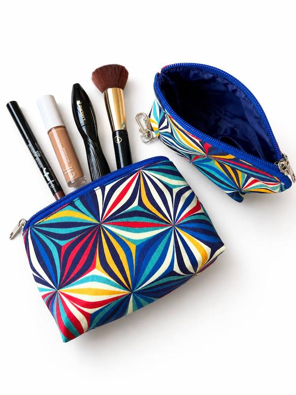https://nogolbeauty.ir/کیف آرایشی پارچه‌ای طرح‌دار و زیپ‌دار با آستر داخلی کالیدوسکوپ 
