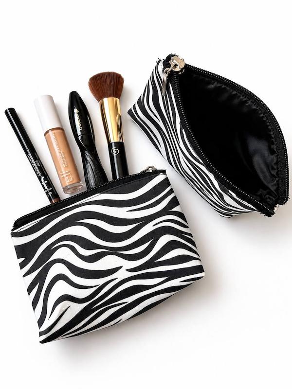 https://nogolbeauty.ir/کیف آرایشی پارچه‌ای طرح‌دار و زیپ‌دار با آستر داخلی طرح زبرا