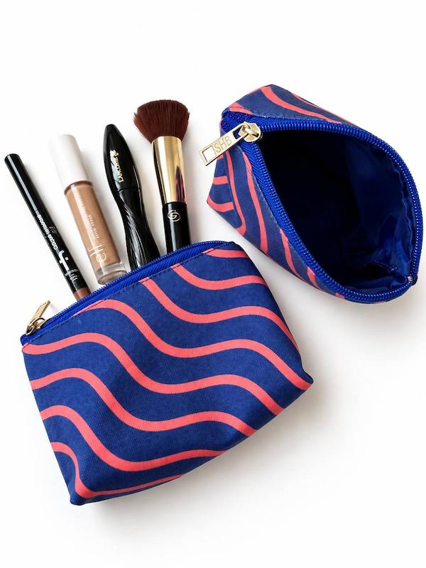 https://nogolbeauty.ir/کیف آرایشی پارچه‌ای طرح‌دار و زیپ‌دار با آستر داخلی طرح شفق مرجانی