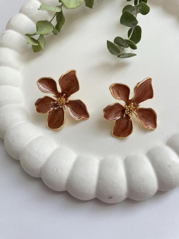گوشواره گل قهوه ای
