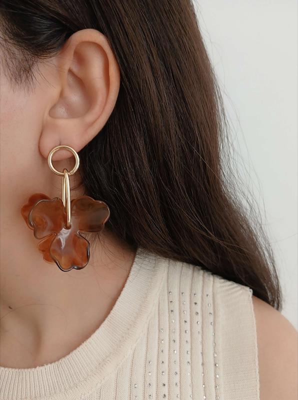 گوشواره طرح گل قهوه ای