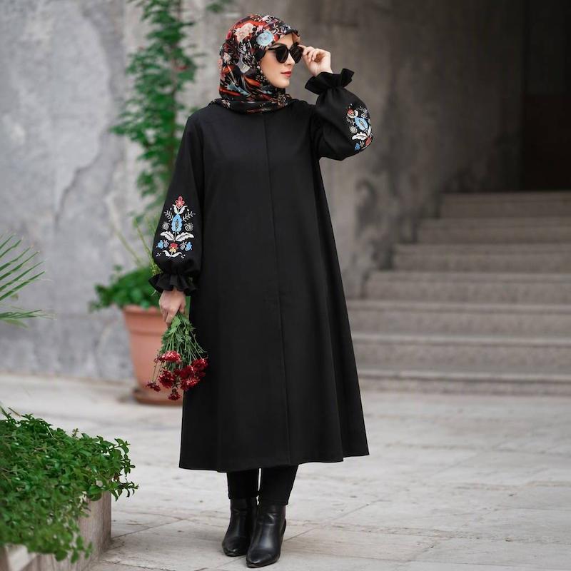مانتو بلند و پوشیده مازراتی عبا زنانه مانتو آستین عروسکی و گلدوزی 