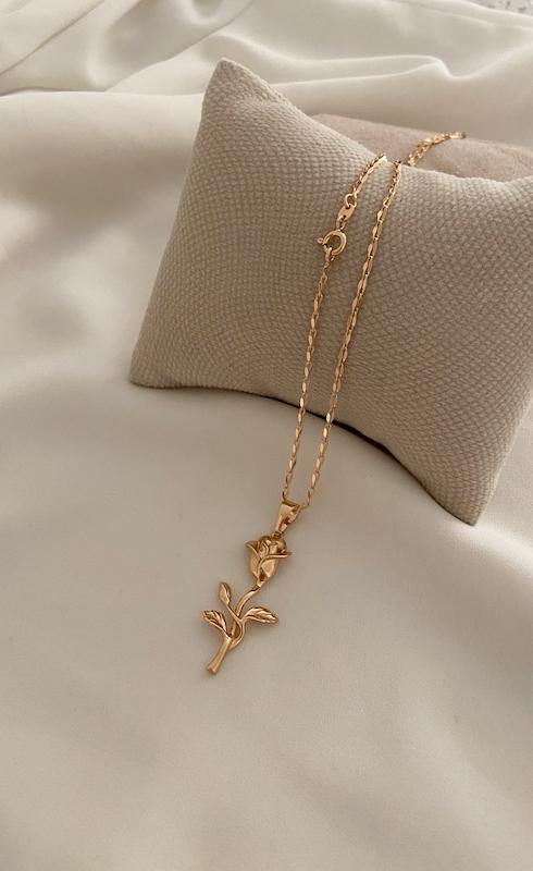 گردنبند گل و گلبرگ