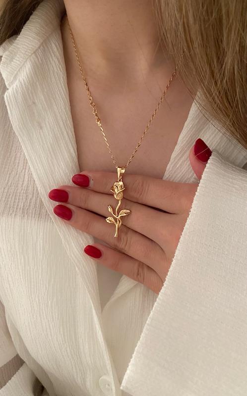 گردنبند گل و گلبرگ