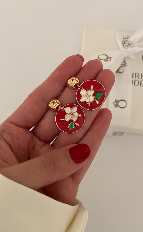 گوشواره میناکاری قرمز و گل سفید