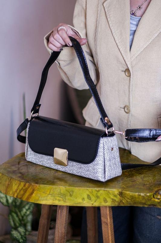 کیف شانه‌ای زنانه باگت فلپ‌دار طرح بافت مدل BGT-101