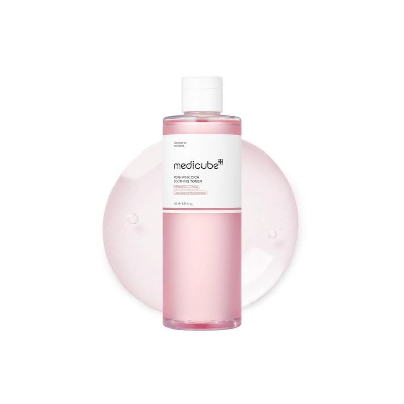  تونر تسکین دهنده و آرامش‌بخش و ترمیم‌کننده مدیکیوب  PDRN Pink Cica Soothing Toner – 250ml