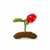گیره مو بافتنی طرح توت‌فرنگی قرمز با نقطه‌های سفید روی پایه قهوه‌ای