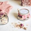 نمک صورتی به همراه گیاهان طبیعی، شیشه بزرگ همراه قاشق چوبی دستساز