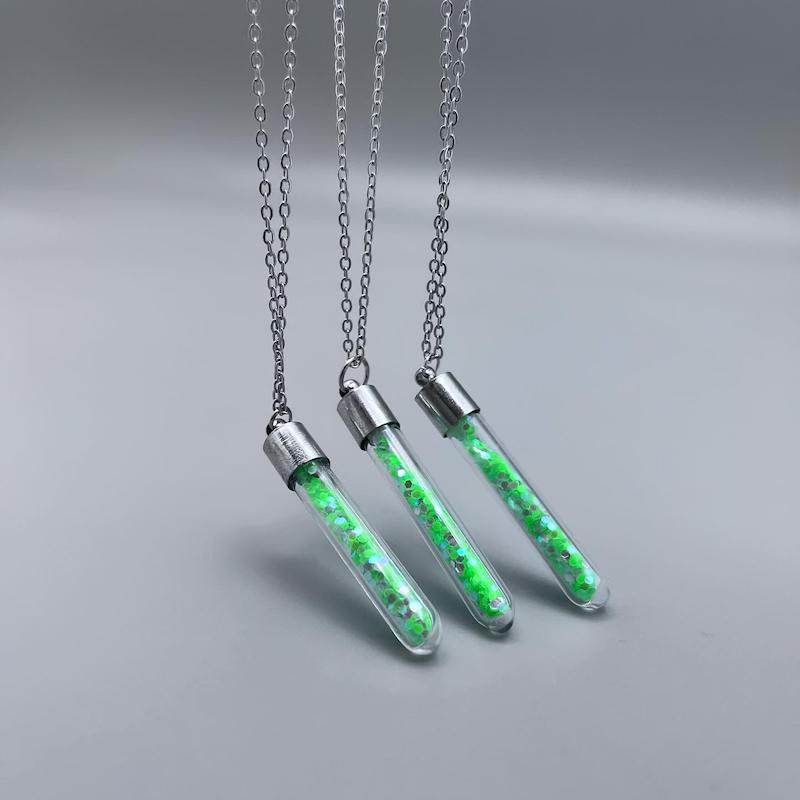 گردنبند شیشه شبرنگ