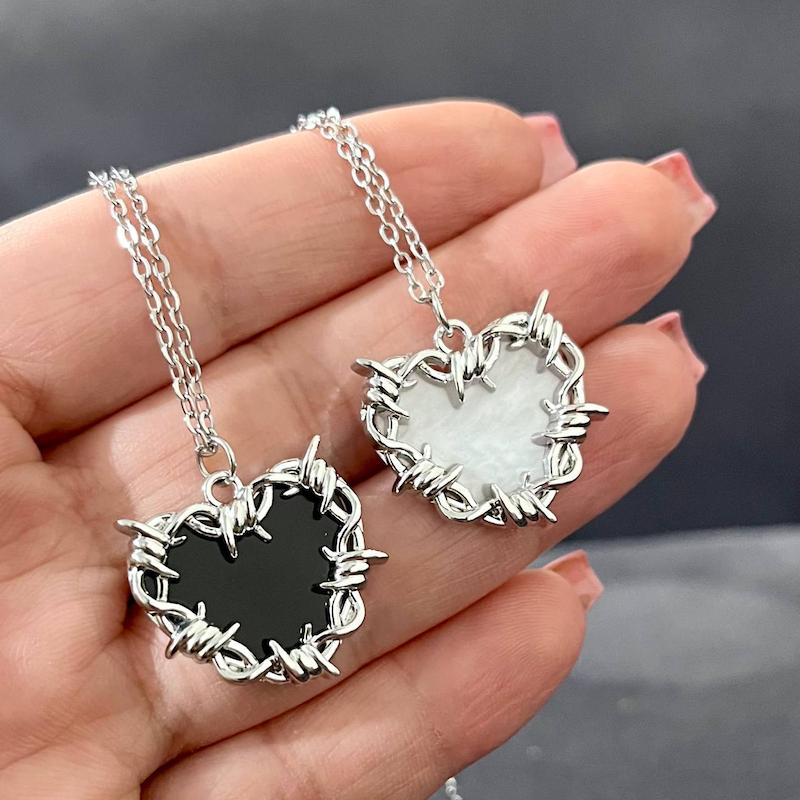 گردنبند سوارسکی قلب سیم خاردار