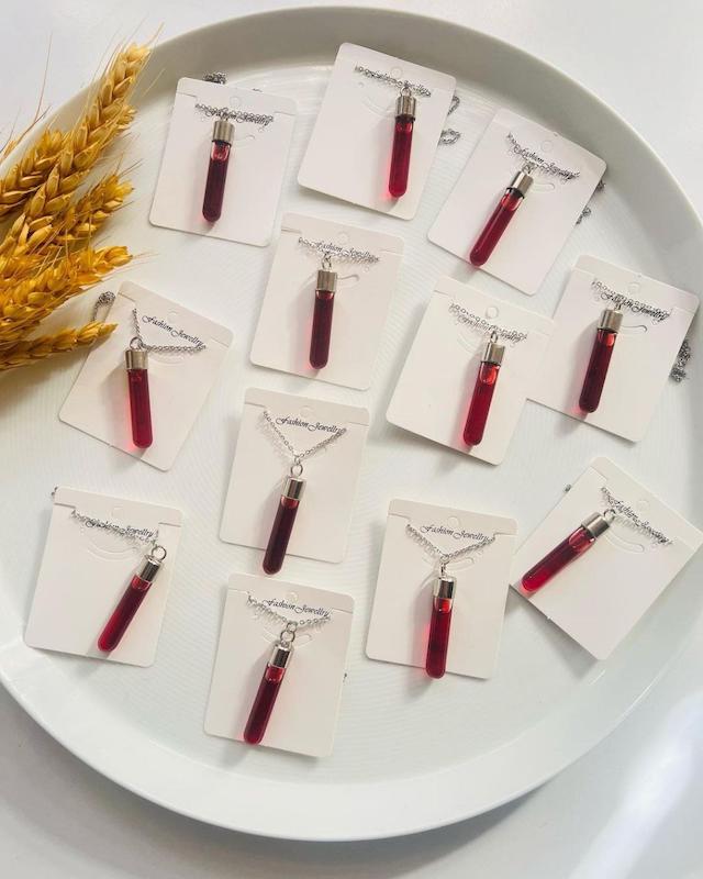 گردنبند خون