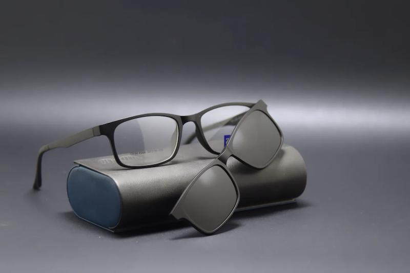 عینک کاوردار اقتصادی