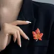 سنجاق سینه برگ پاییزی نگینی
