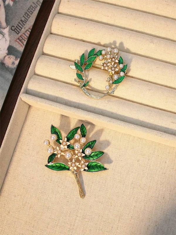 سنجاق سینه گل موگه مرواریدی در 2 مدل مختلف