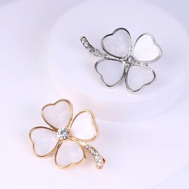 سنجاق سینه گل شبدر صدفی نگینی طلایی و نقره‌ای