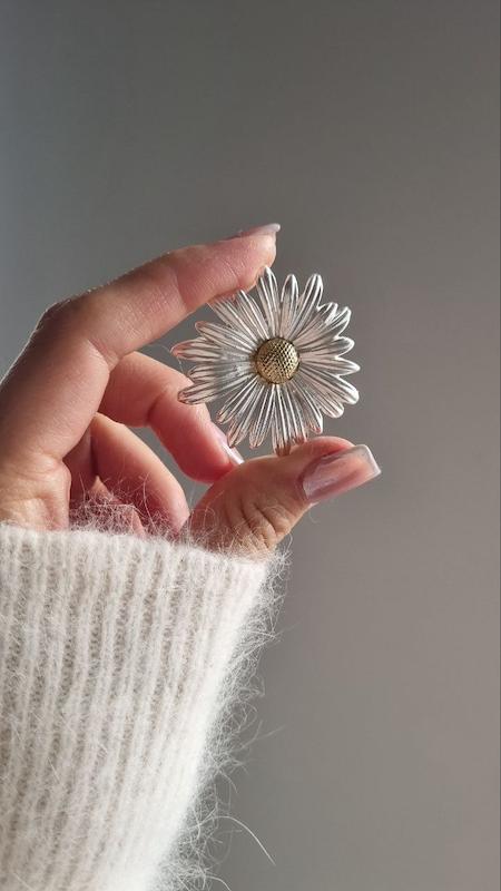 سنجاق سینه گل بابونه نقره‌ای