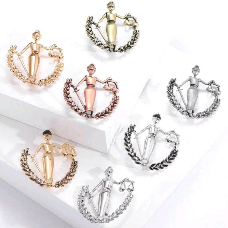 سنجاق سینه نماد وکالت و قضاوت