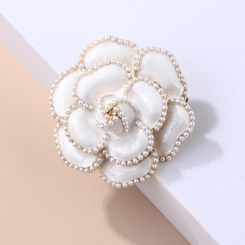 سنجاق سینه گل کاملیا