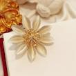 سنجاق سینه گل بابونه صدفی طلایی و نقره‌ای