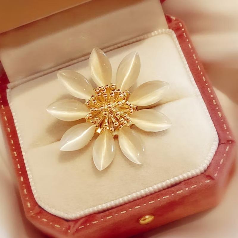 سنجاق سینه گل بابونه صدفی طلایی و نقره‌ای